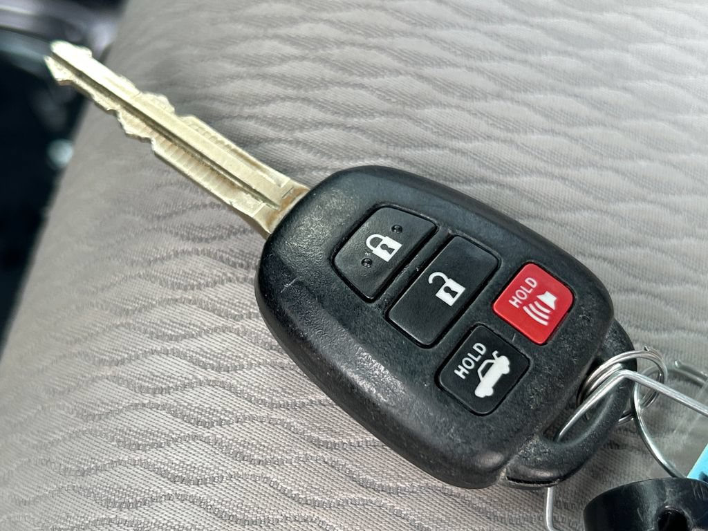 Used 2015 Toyota Corolla LE FWD image 28