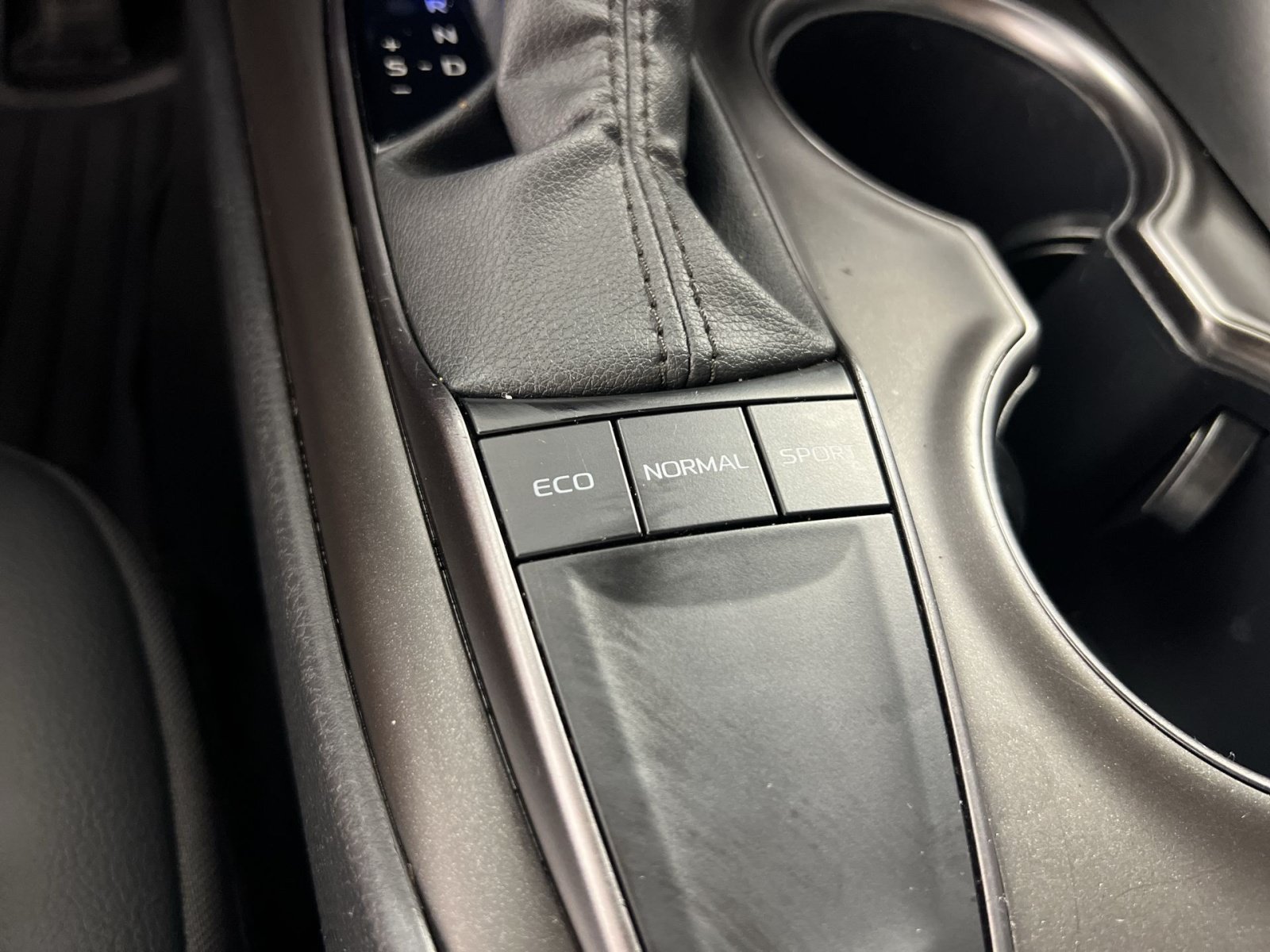 Used 2024 Toyota Camry SE w/ Convenience Package FWD image 33