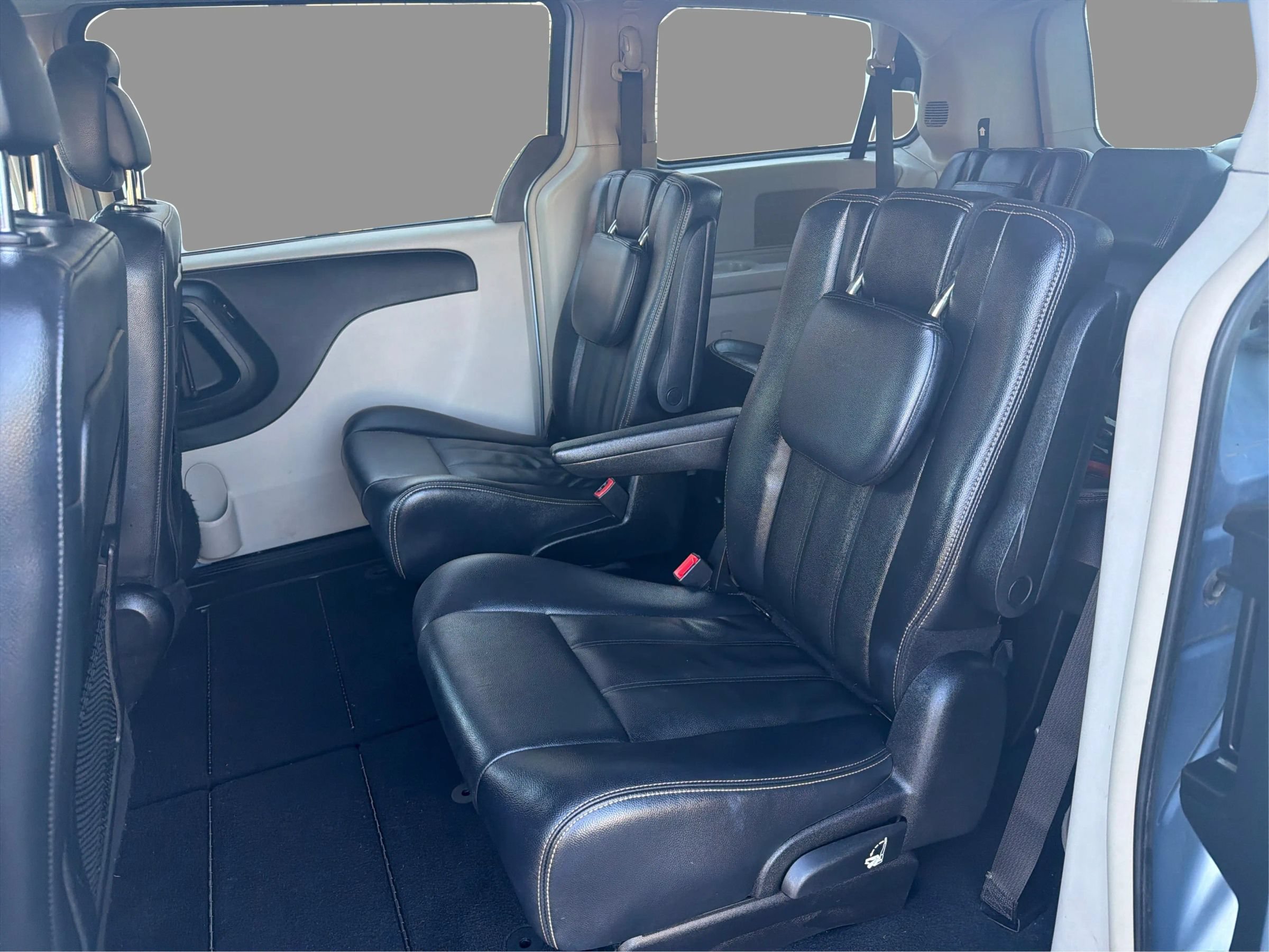 Used 2013 Chrysler Town & Country Touring FWD image 11