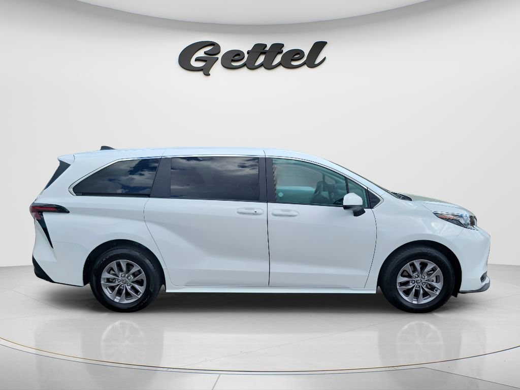 Used 2025 Toyota Sienna LE image 4