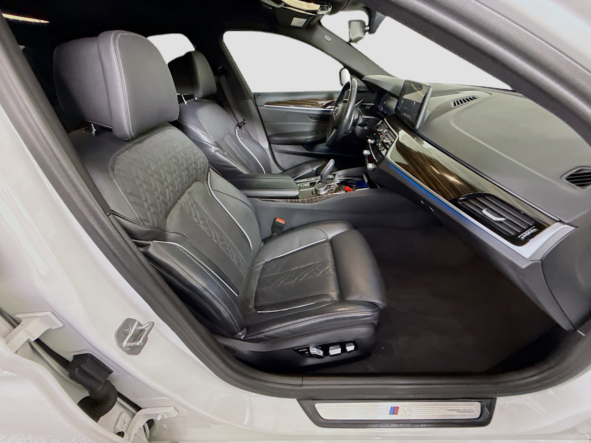 Used 2023 BMW 530e w/ M Sport Package image 29