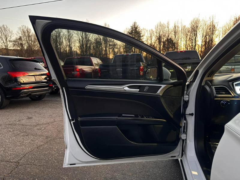 Used 2017 Ford Fusion SE w/ Fusion SE Technology Package image 9