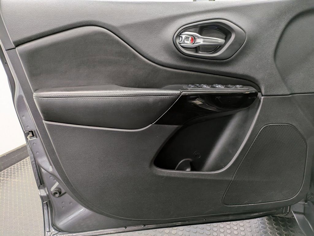 Used 2019 Jeep Cherokee Latitude Plus image 8