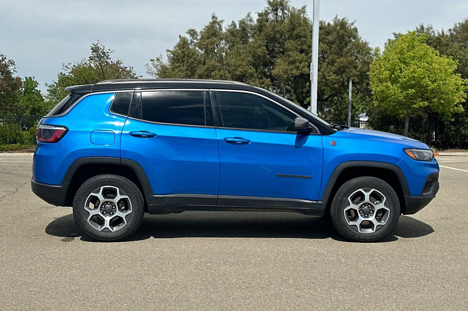 Used 2022 Jeep Compass Trailhawk image 3