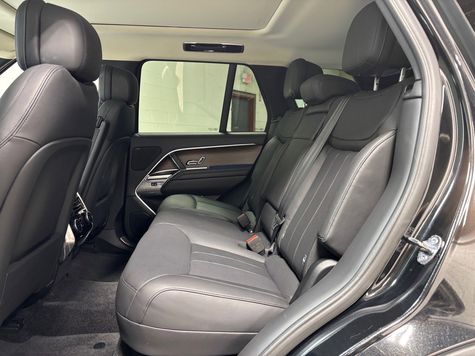 Used 2023 Land Rover Range Rover SE image 28