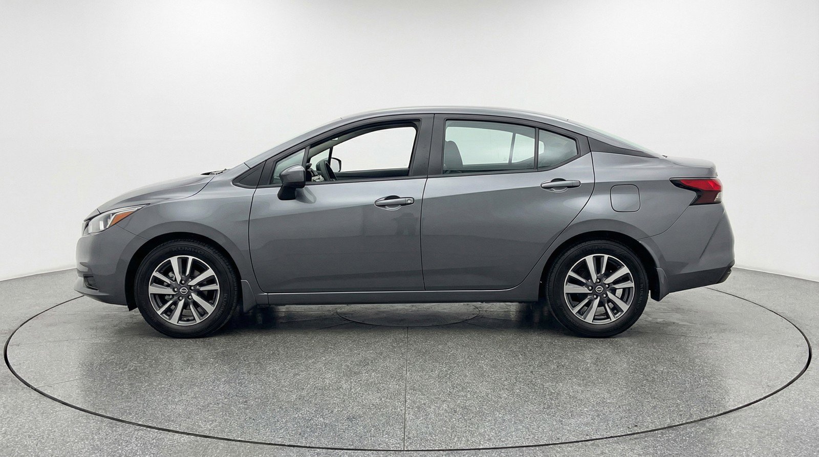 Used 2025 Nissan Versa SV image 5