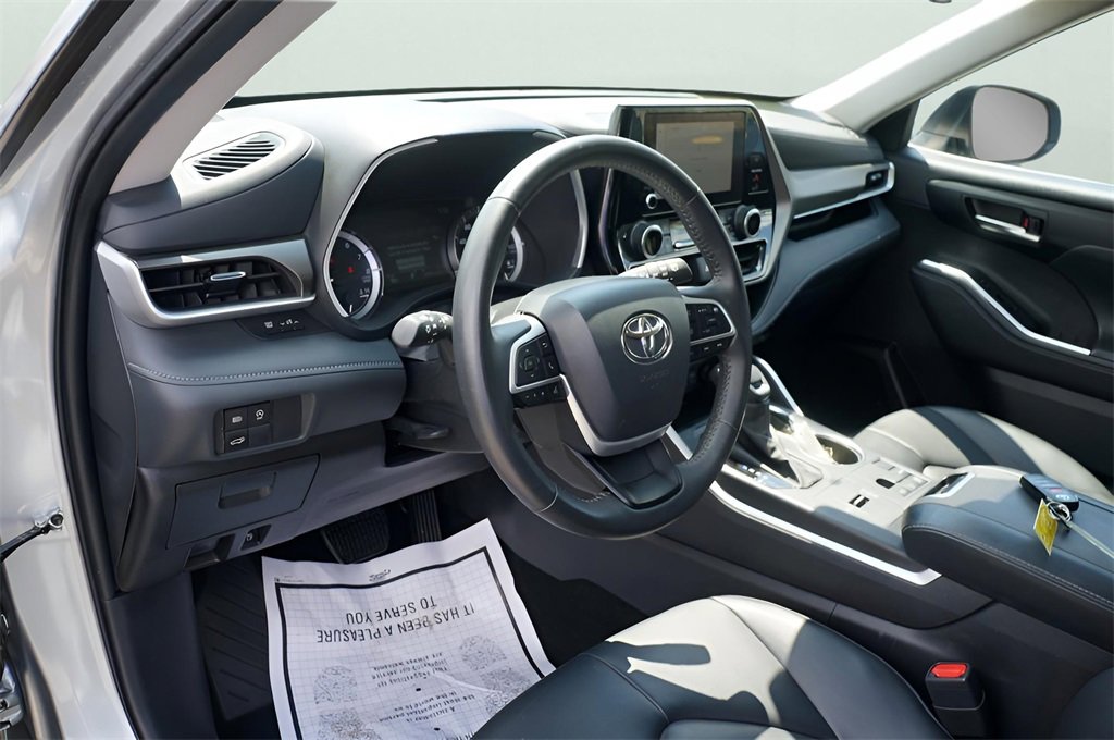Used 2024 Toyota Highlander Platinum image 8