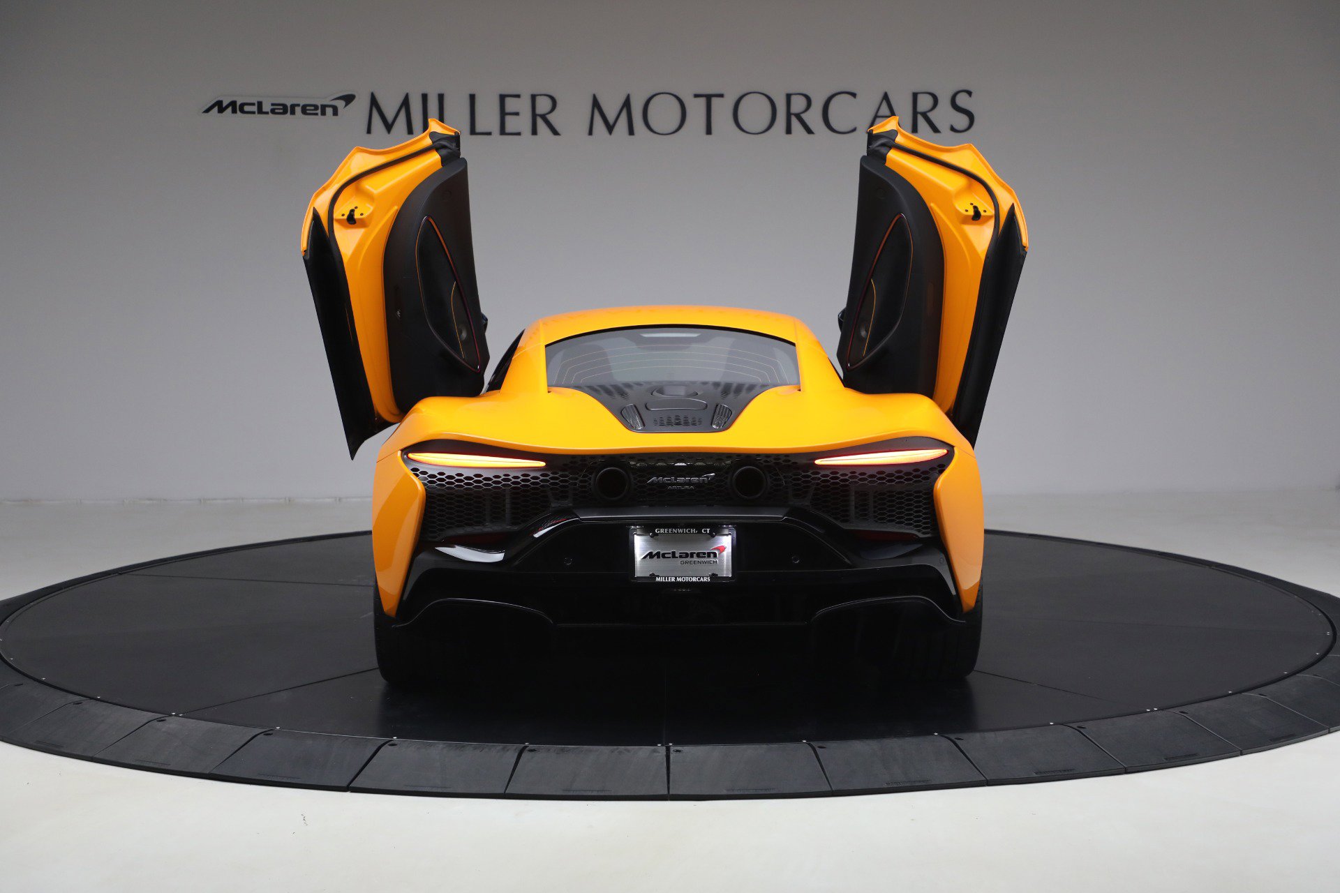 Used 2024 McLaren Artura image 17