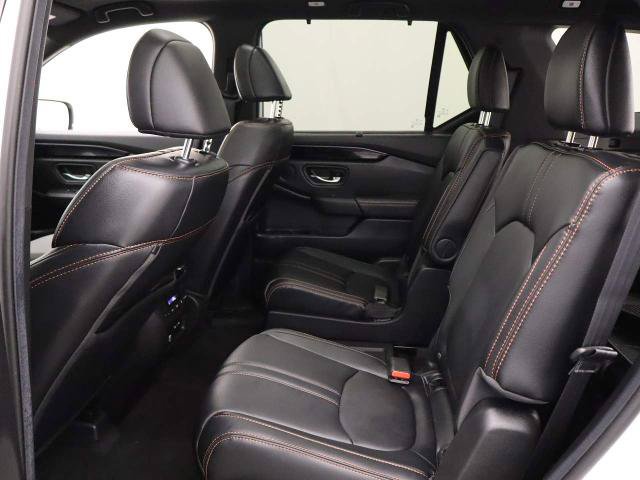 Used 2025 Honda Pilot TrailSport image 16