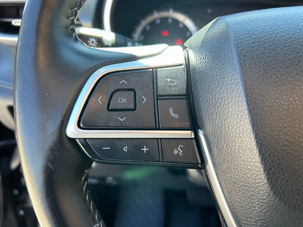 Used 2023 Toyota Highlander XLE FWD image 12