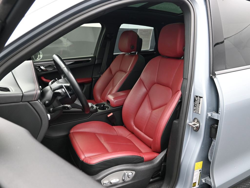 Certified 2022 Porsche Macan image 5