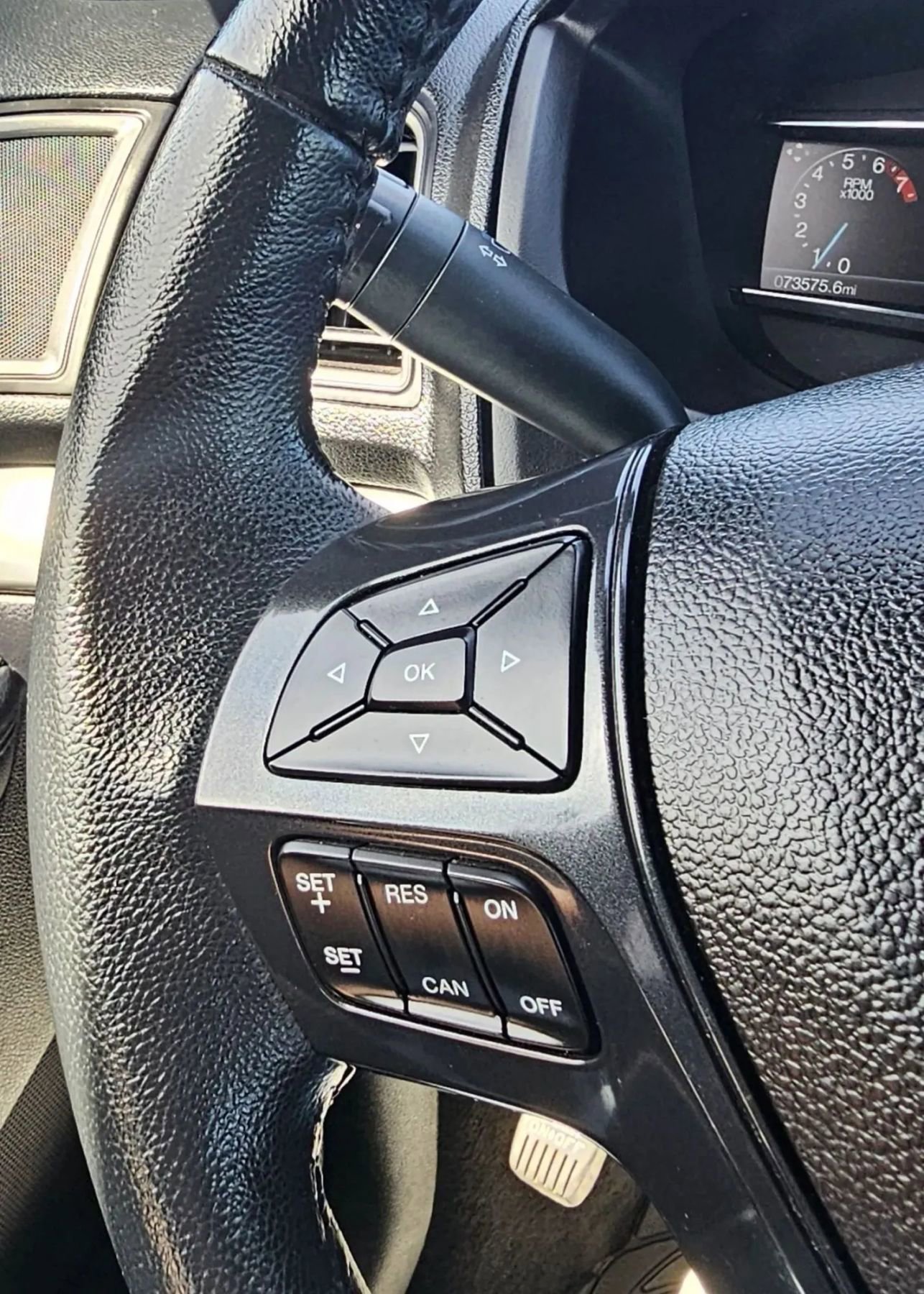 Used 2018 Ford Explorer XLT w/ Equipment Group 202A AWD/4WD image 30