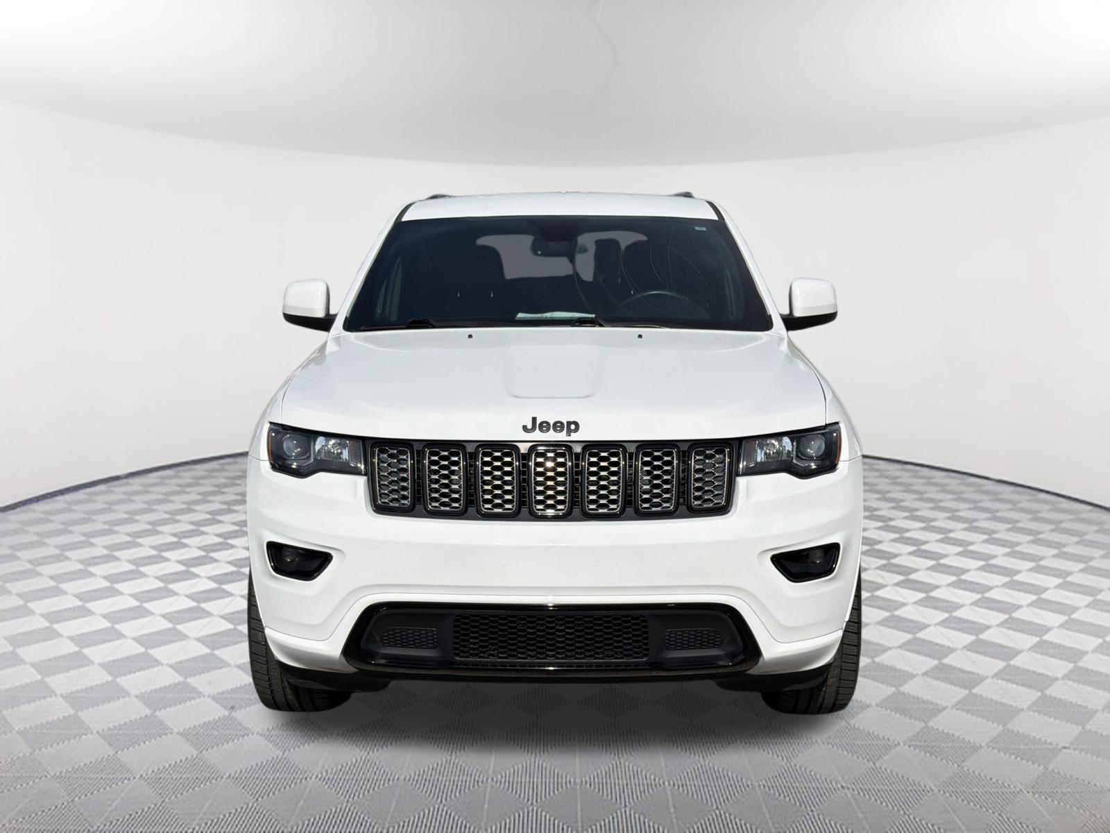 Used 2019 Jeep Grand Cherokee Altitude RWD image 2