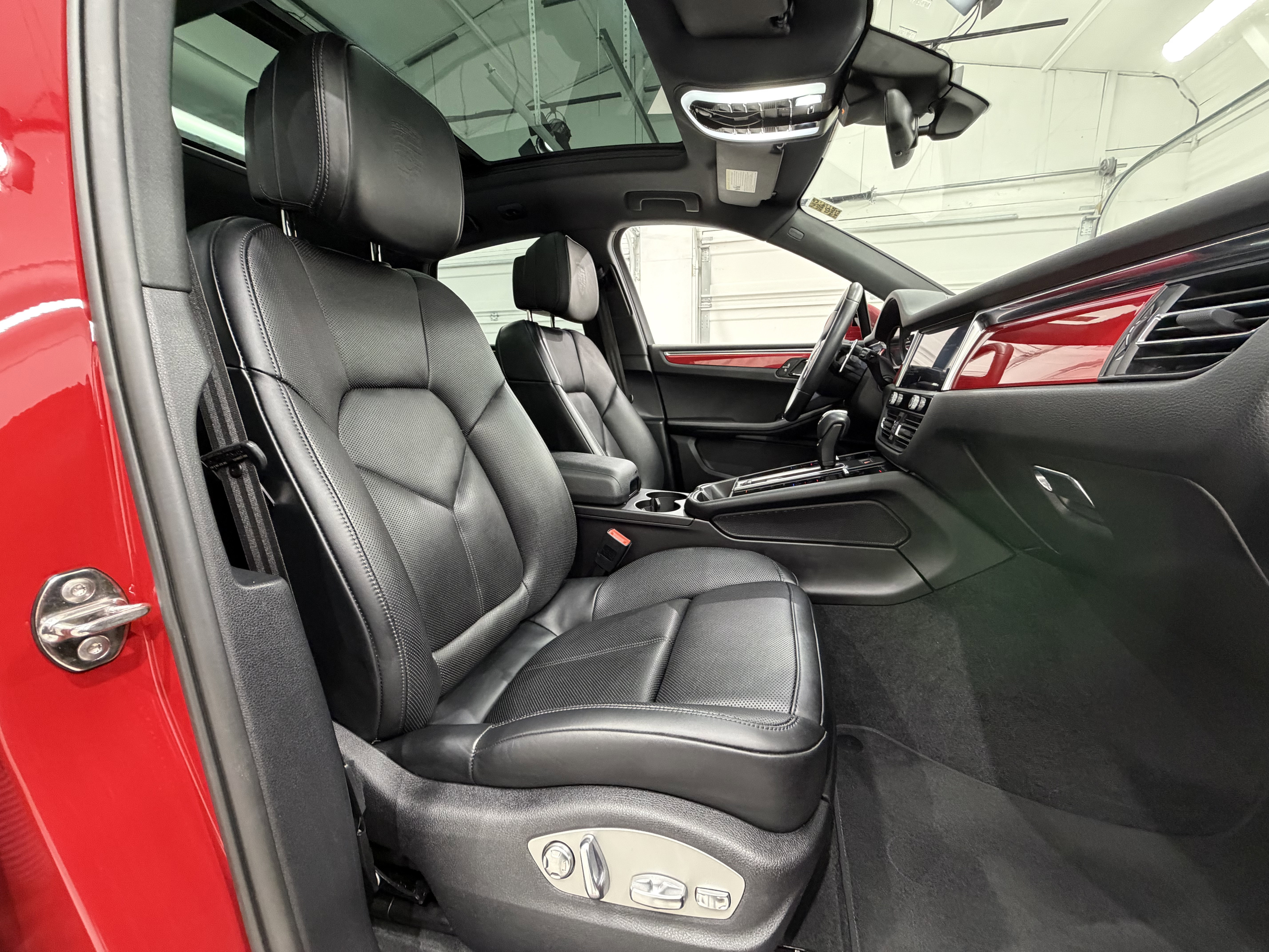 Certified 2024 Porsche Macan image 23