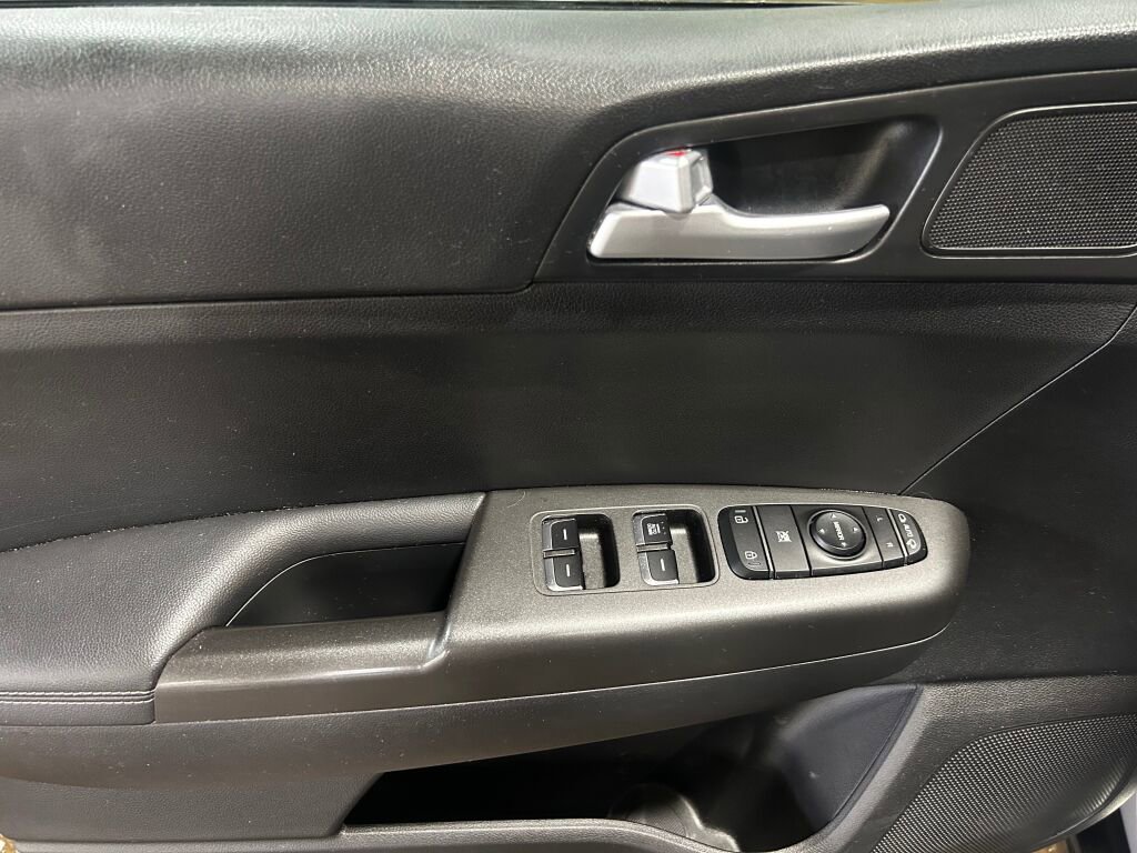 Used 2020 Kia Sportage LX w/ LX Popular Package image 6