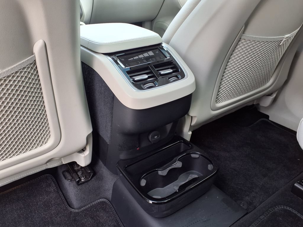 Certified 2025 Volvo XC90 B6 Plus AWD/4WD image 22