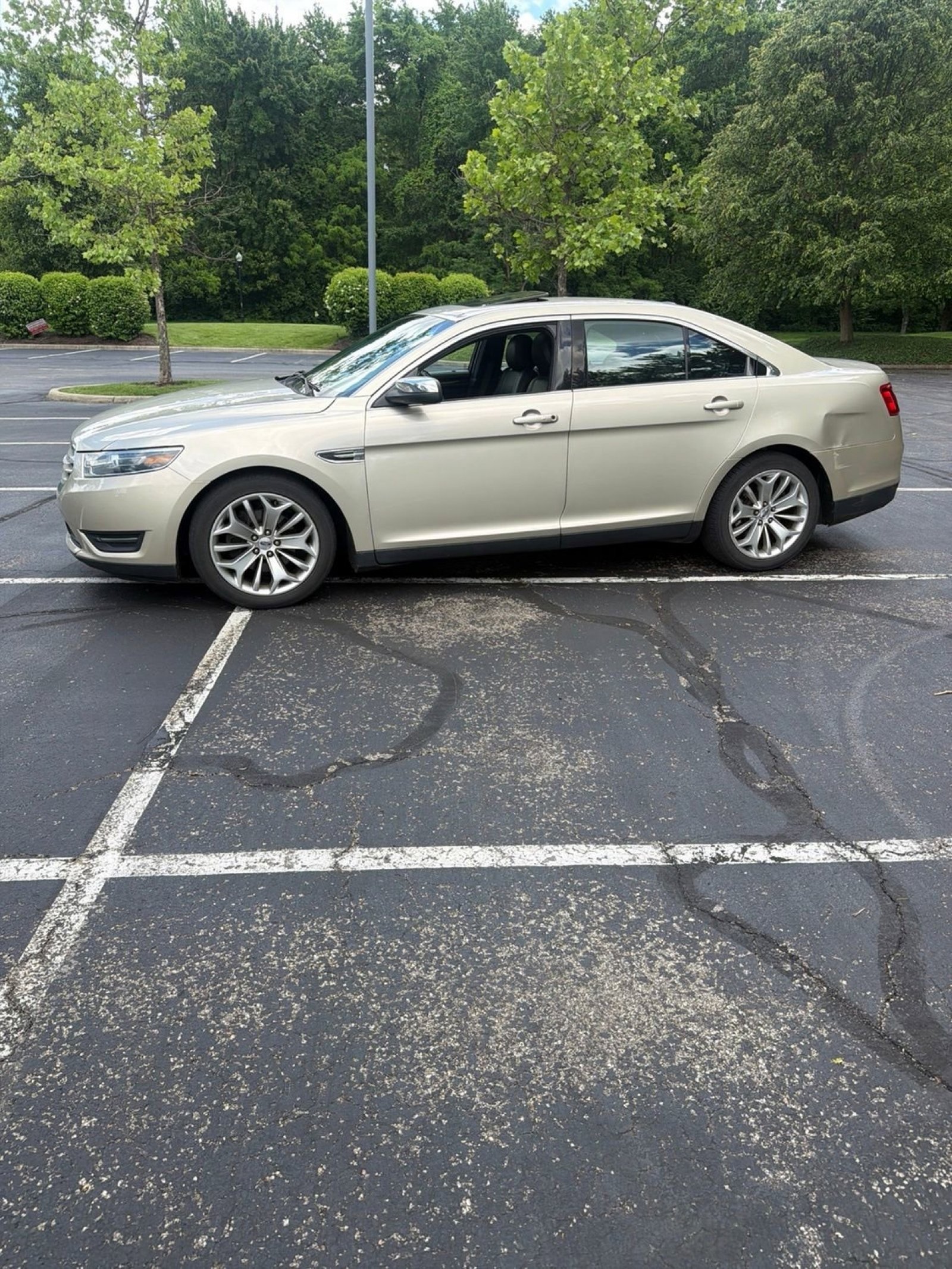 Used 2017 Ford Taurus Limited FWD image 16