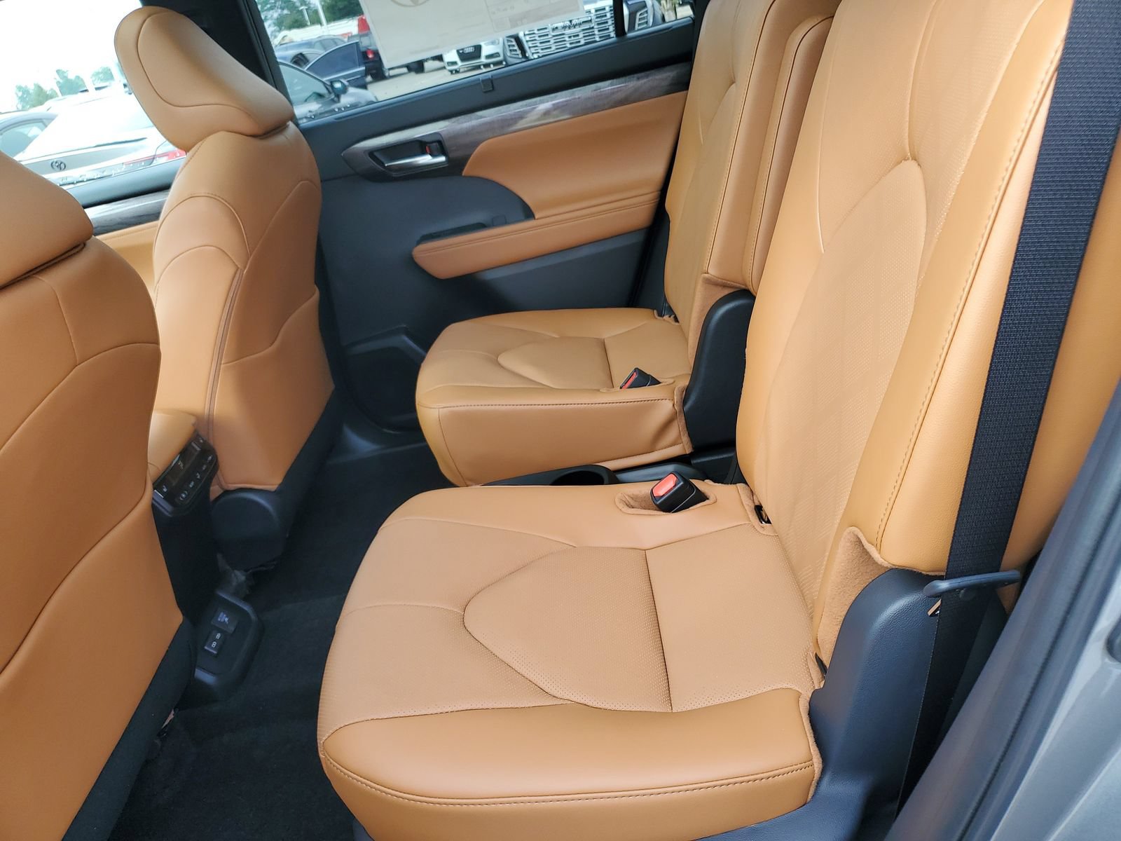 New 2026 Toyota Highlander Platinum AWD/4WD image 14