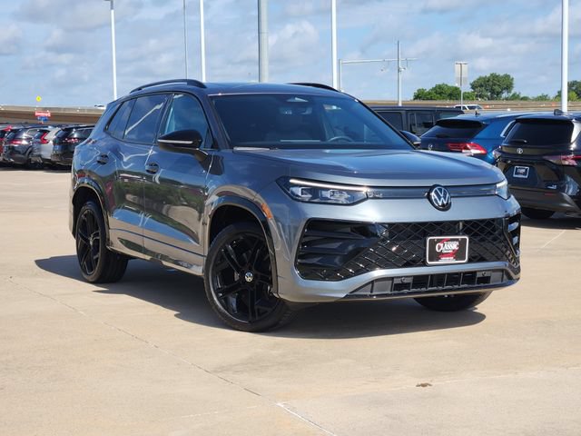 Used 2025 Volkswagen Tiguan SE R-Line AWD/4WD image 2