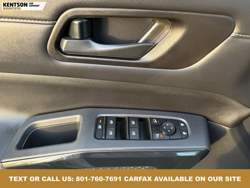 Used 2024 Nissan Pathfinder S image 17