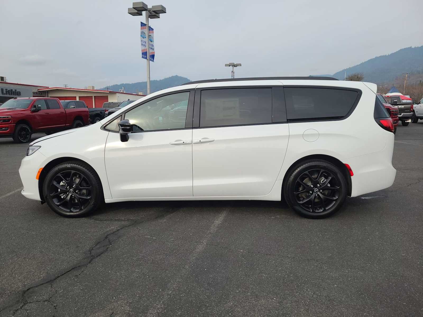 New 2026 Chrysler Pacifica Select w/ S Appearance Package FWD image 11