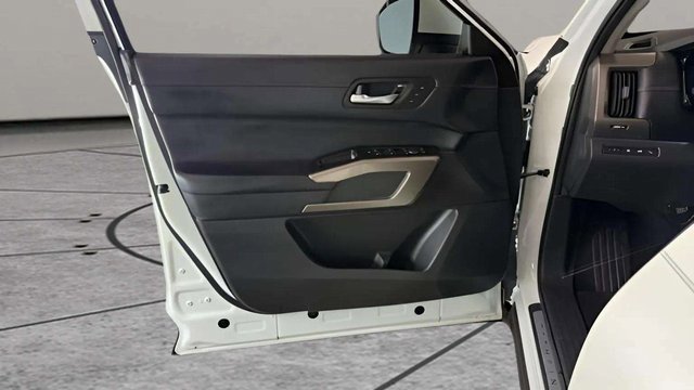 Used 2024 Nissan Pathfinder Platinum image 11