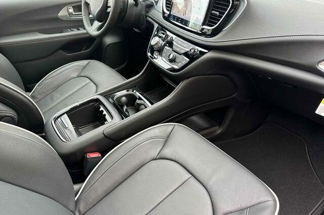New 2026 Chrysler Pacifica Limited w/ S Appearance Package image 14