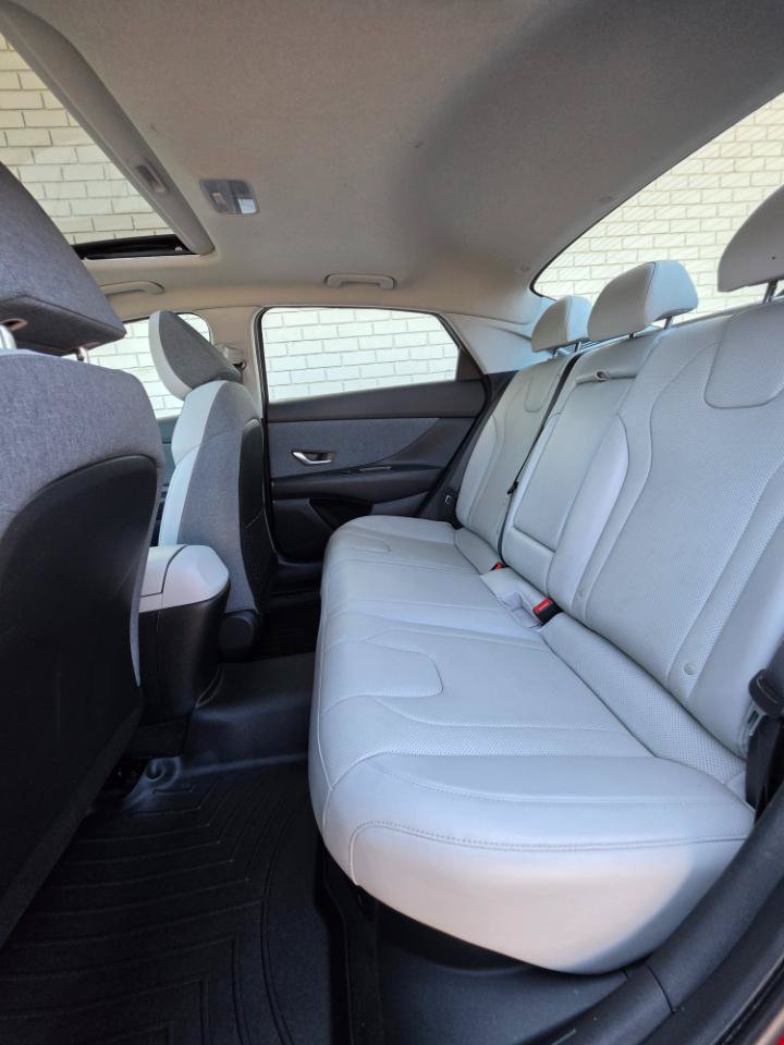 Used 2022 Hyundai Elantra Limited FWD image 11
