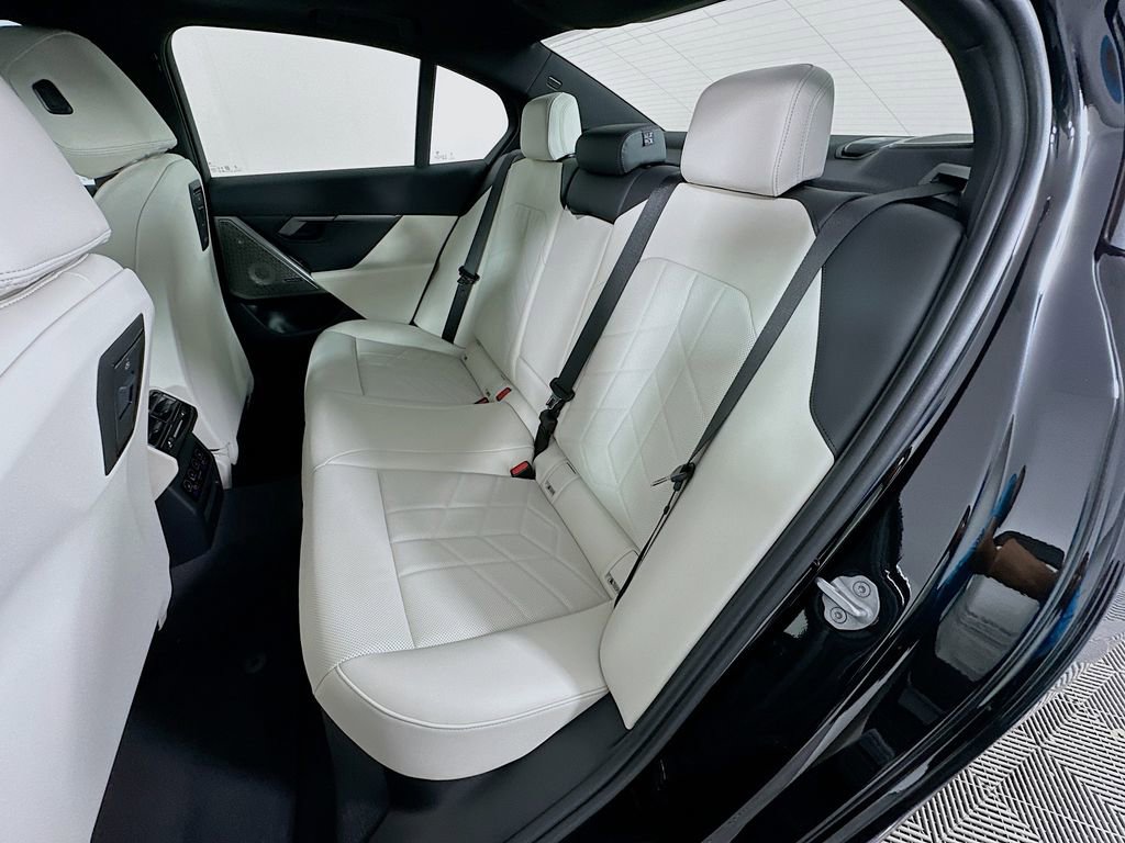 New 2026 BMW i5 eDrive40 w/ Premium Package image 17
