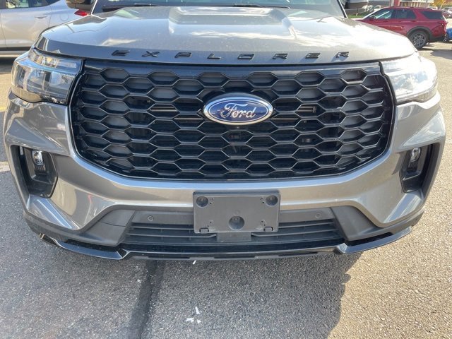 Used 2025 Ford Explorer ST-Line w/ ST-Line Street Pack image 3