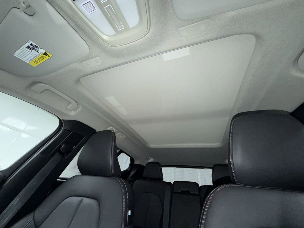 Used 2024 Volvo XC40 B5 Plus w/ Climate Package AWD/4WD image 12
