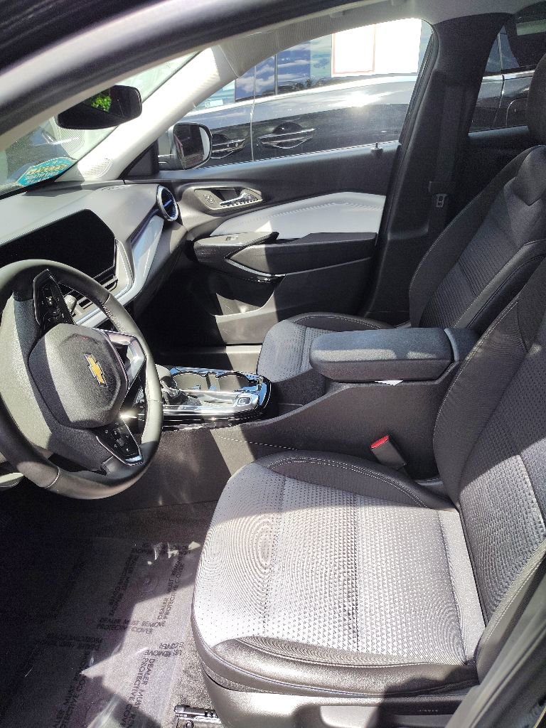 Used 2025 Chevrolet Trax LT w/ LT Convenience Package FWD image 2