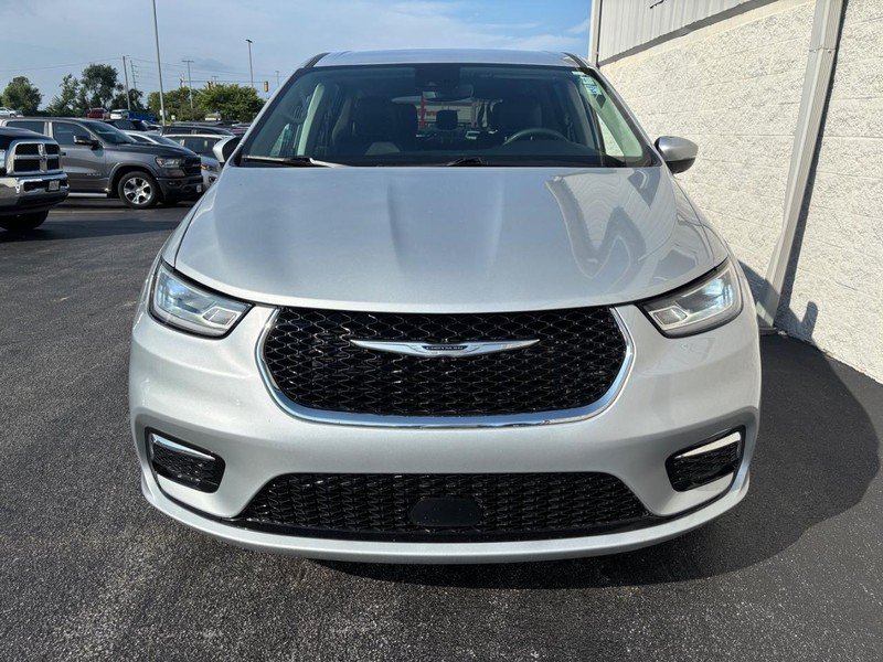 Used 2023 Chrysler Pacifica Touring-L FWD image 11
