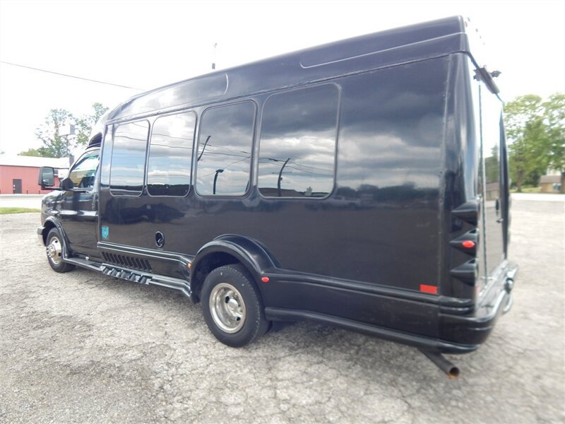 Used 2010 Chevrolet Express 3500 Extended RWD image 2