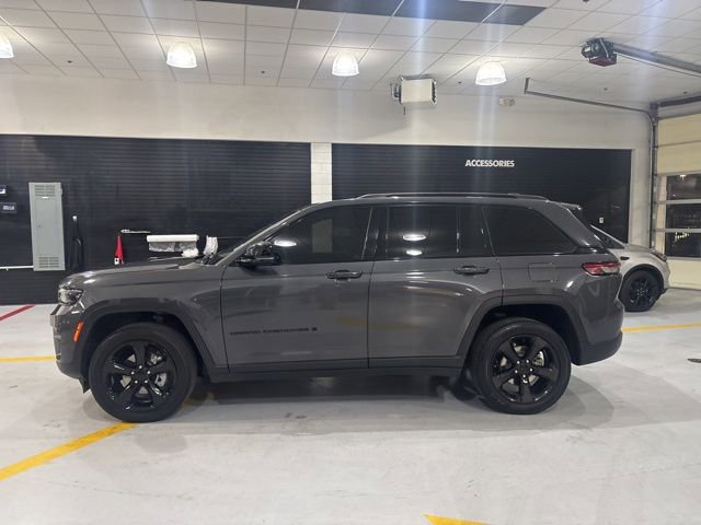 Used 2023 Jeep Grand Cherokee Altitude AWD/4WD image 5