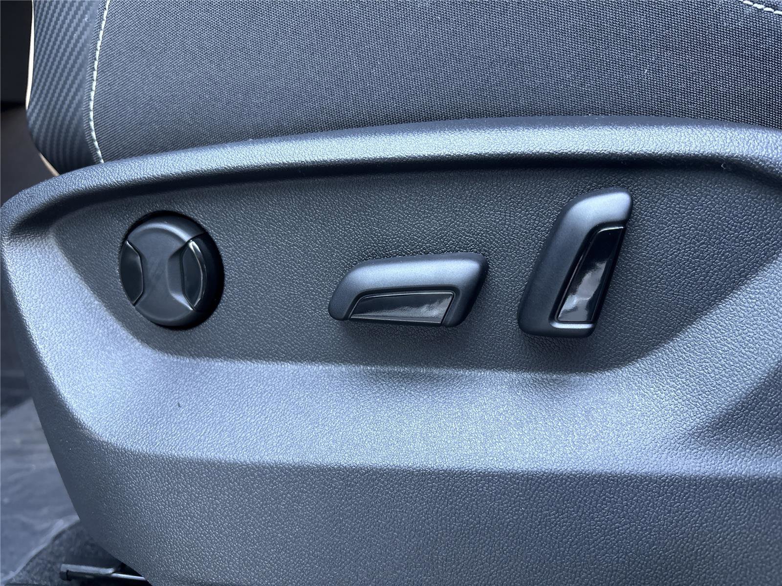 New 2026 Volkswagen Atlas Cross Sport SE image 14