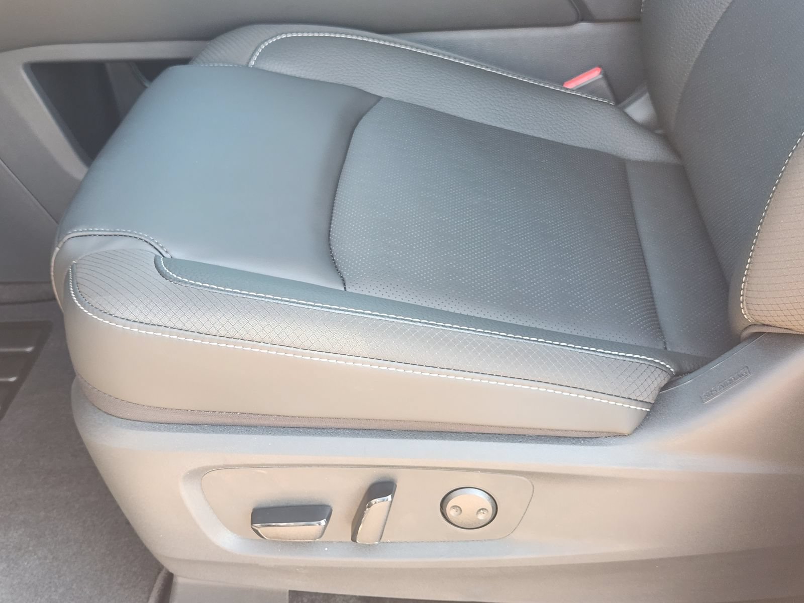 New 2026 Nissan Pathfinder SL w/ Cargo Package FWD image 22