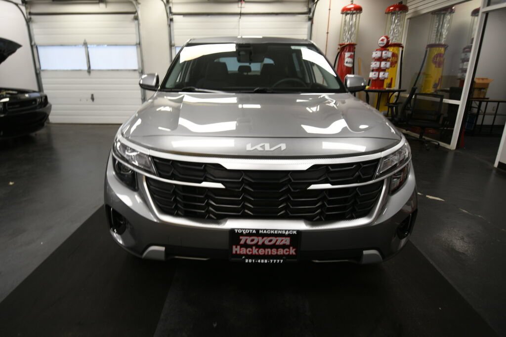 Used 2024 Kia Seltos LX AWD/4WD image 2