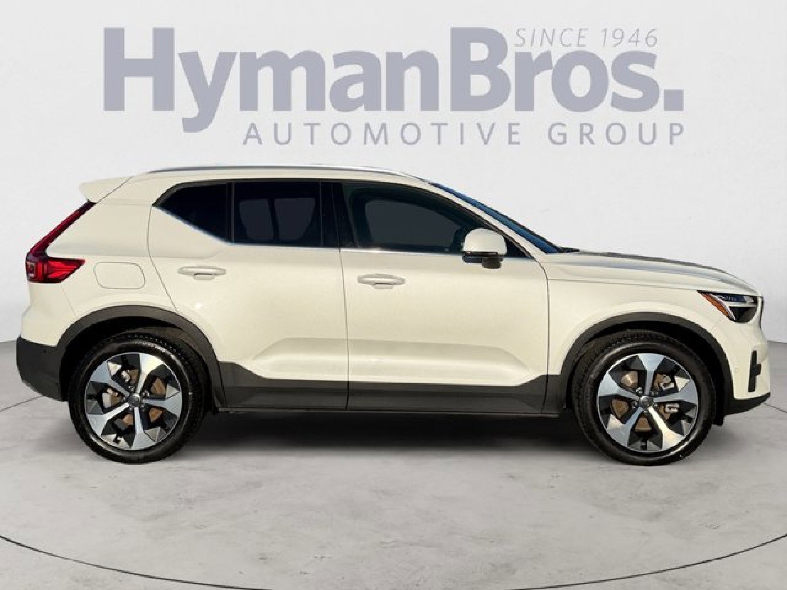 Used 2025 Volvo XC40 B5 Plus image 2