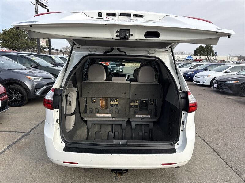 Used 2017 Toyota Sienna LE image 17