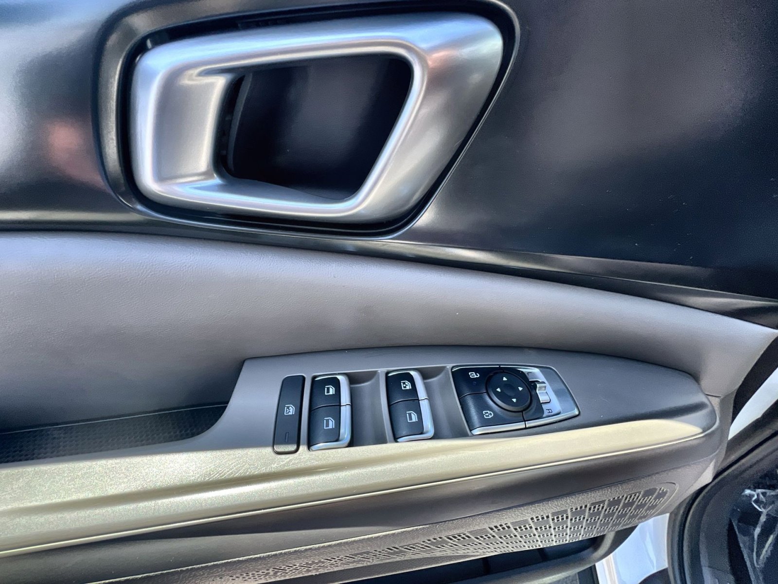 Used 2025 Kia Carnival FWD image 23