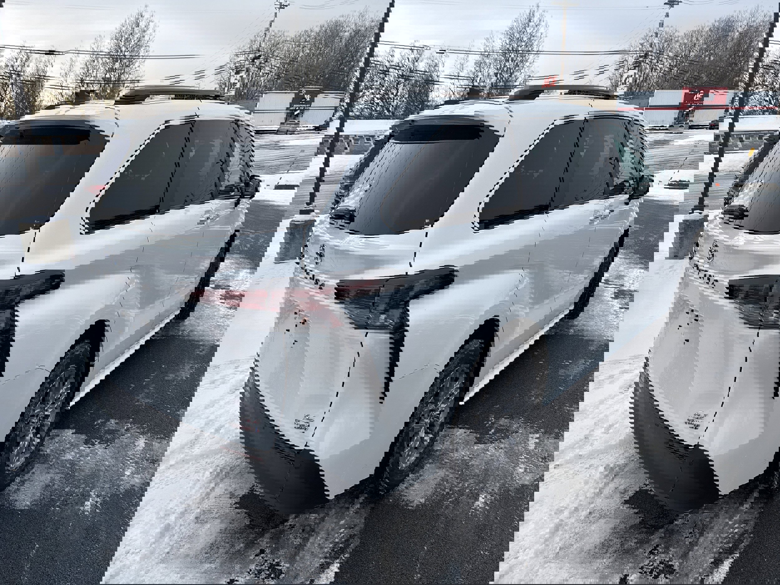 Used 2023 Toyota Sienna XLE image 9