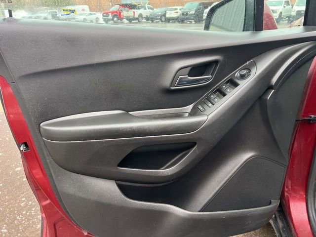 Used 2022 Chevrolet Trax LT w/ LT Convenience Package image 16