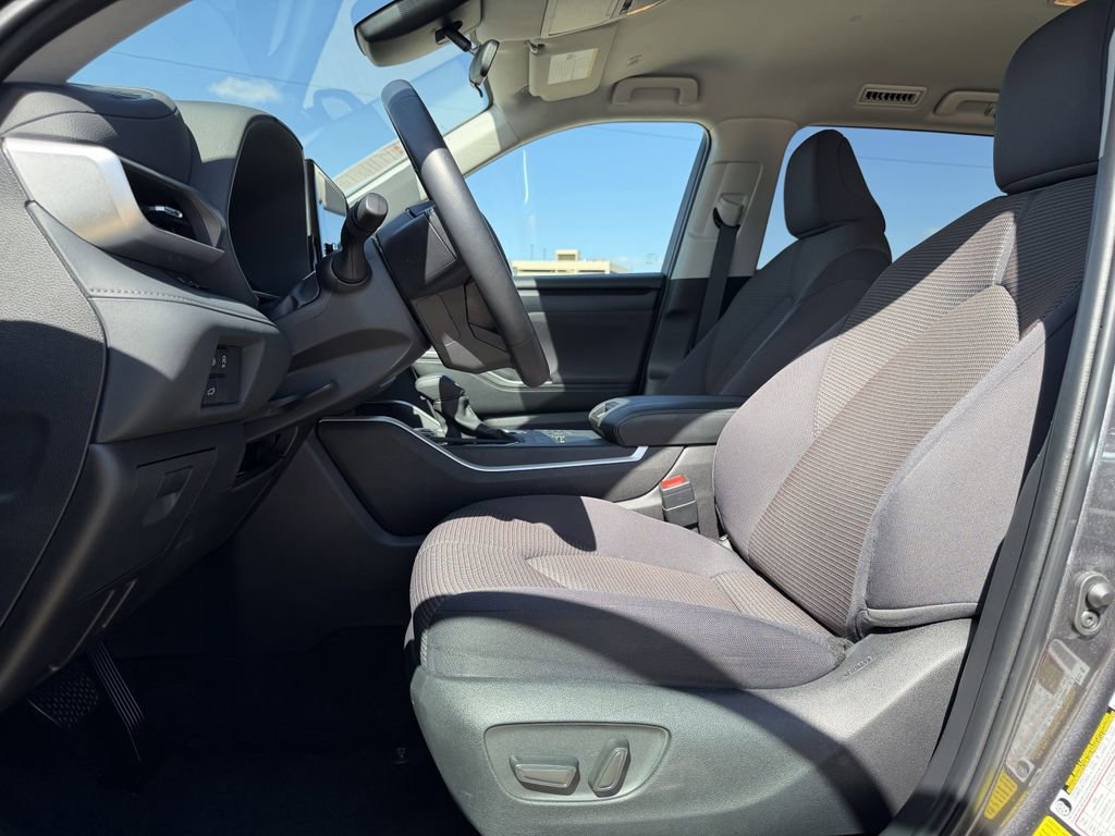 Used 2025 Toyota Highlander LE image 27