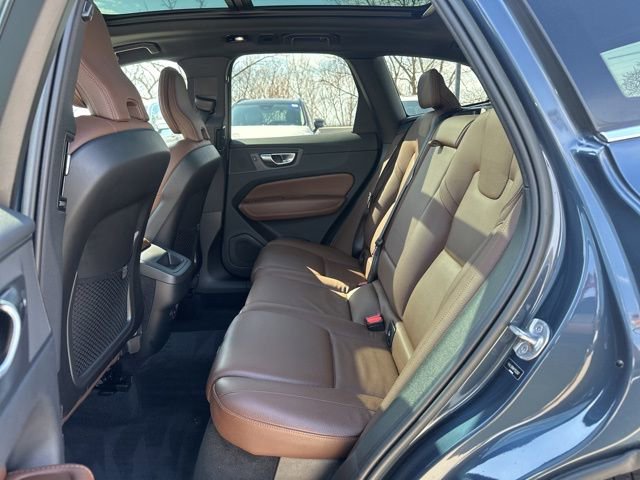 Used 2023 Volvo XC60 B5 Plus image 13