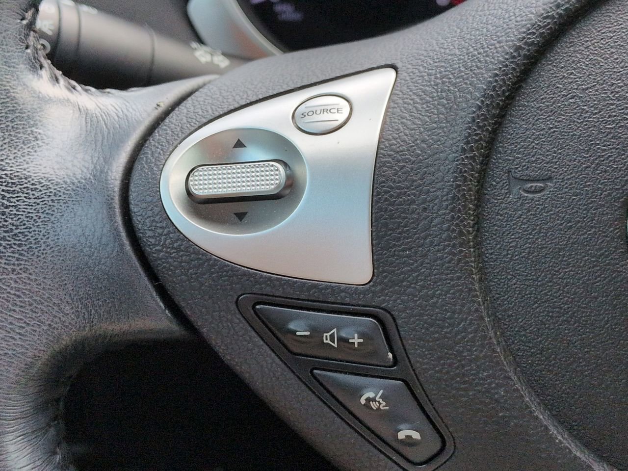 Used 2015 Nissan Juke SL FWD image 25