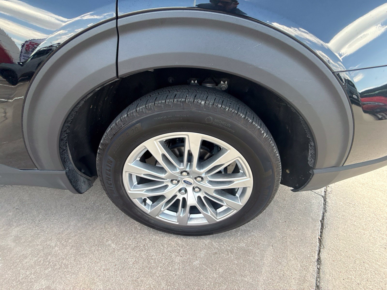 Used 2025 Ford Explorer Platinum RWD image 5