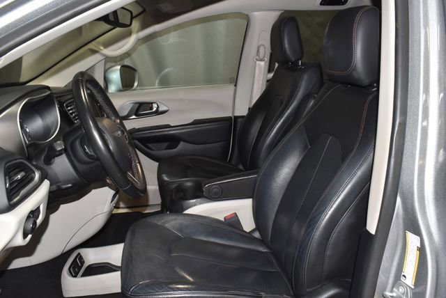 Certified 2020 Chrysler Pacifica Touring-L image 12