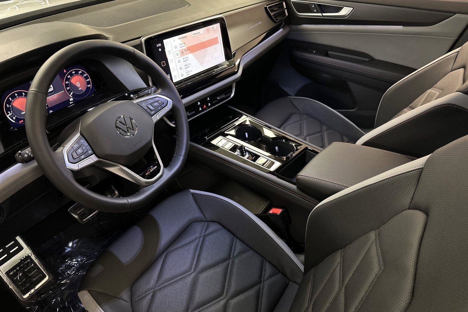 New 2025 Volkswagen Atlas Peak Edition SE image 9