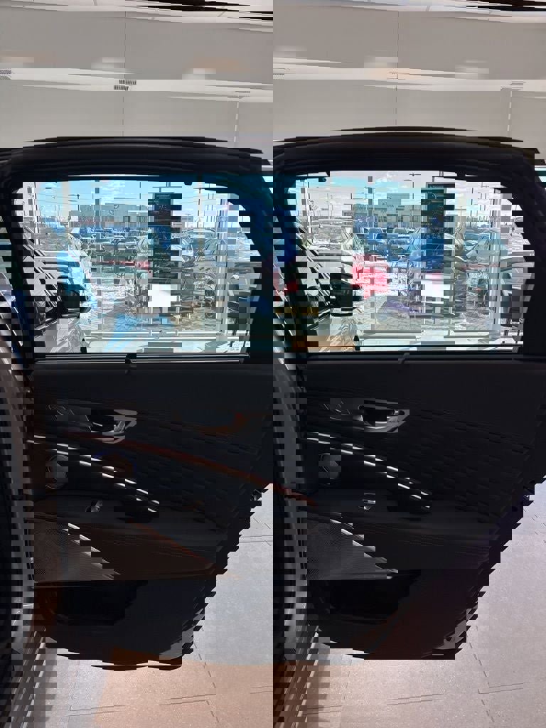 Used 2020 Kia K900 Luxury image 24